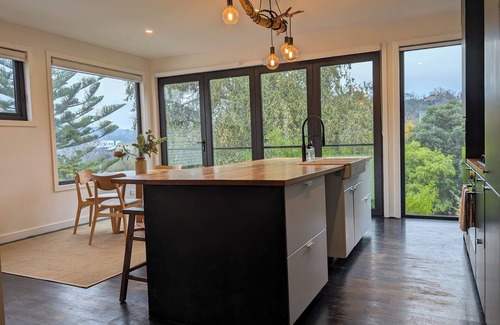 South Launceston House | Your CBD Treetop Base | Parking, Wifi & Views