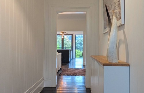 South Launceston House | Your CBD Treetop Base | Parking, Wifi & Views