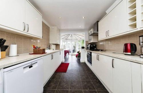South Norwood House | Your Chic 3BR Home Comfort and Style in London