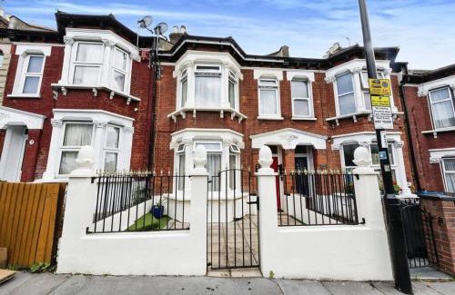 South Norwood House | Your Chic 3BR Home Comfort and Style in London