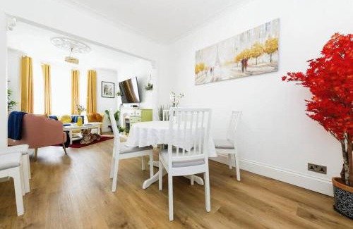 South Norwood House | Your Chic 3BR Home Comfort and Style in London