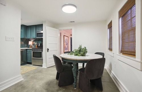 Faubourg Delassize Apartment | Your Garden District hideaway, steps to the St. Charles streetcar