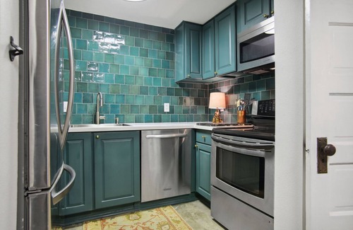 Faubourg Delassize Apartment | Your Garden District hideaway, steps to the St. Charles streetcar