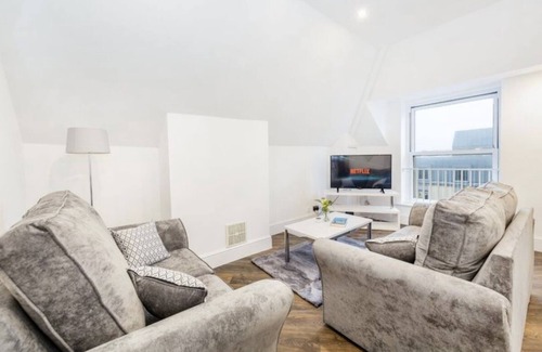 Cheadle Apartment | Your Gateway to Comfort: Relocators & Contractors' Haven Near the Airport