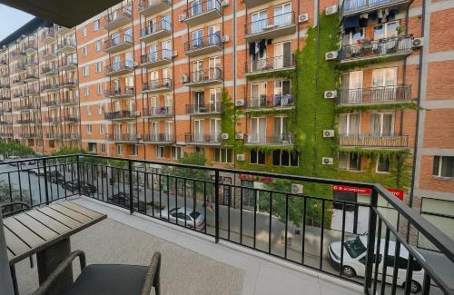 Saburtalo Apartment | Your Home Inn at Jikia's Green House-Central Tbilisi