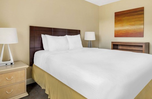 Canyon Corridor Resort | Your Ideal Getaway! Stunning Room w/ View | Living Area + Kitchen