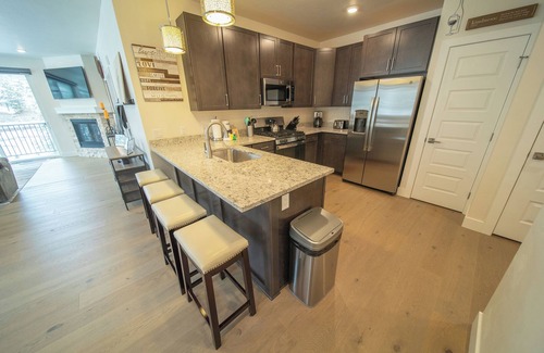 Lakeside Village Condo | Your Modern Summer Peak Escape!