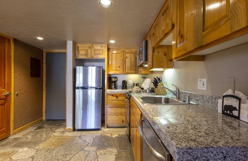 Olympic Valley Hotel | Your Mountain Hideaway! Free Parking, Outdoor Spa Tub, Full Kitchen!