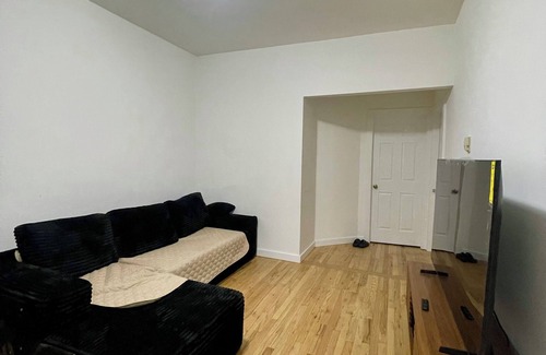 Queens Apartment | Your new NYC home: Peaceful room for rent in the heart of Astoria.
