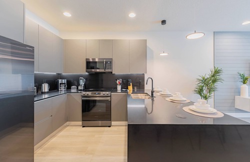 Woodridge House | Your Orlando Retreat: Warm and Welcoming Townhome