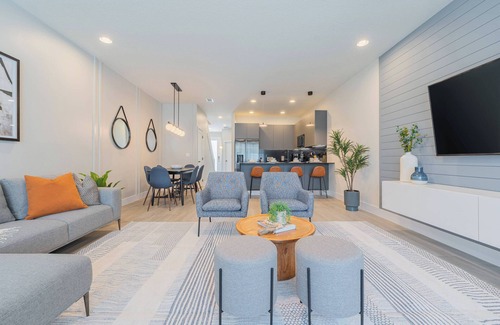 Woodridge House | Your Orlando Retreat: Warm and Welcoming Townhome