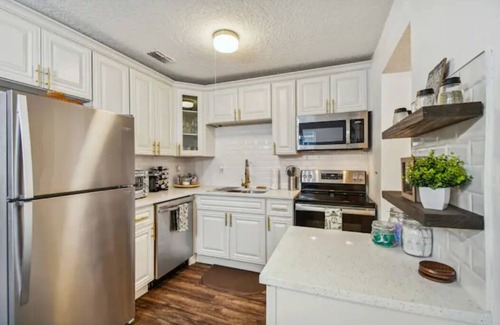 Avondale House | YOUR OWN HOTTUB, close to Jags 🏟, spectacular yard, immaculate, pets ok