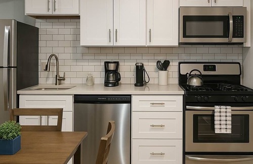 Near West Side Apartment | Your Perfect 2BR Home