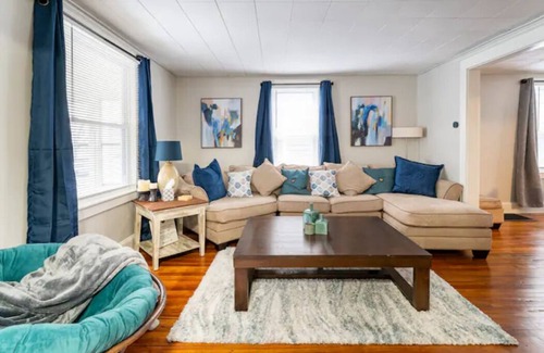 Downtown Rochester House | Your Perfect Retreat Awaits: Comfortable Haven in the Heart of Convenience!