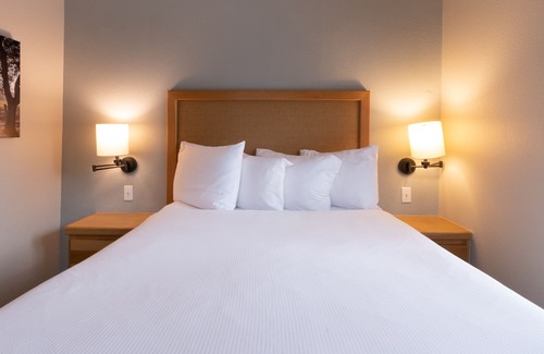 Napa Hotel | Your Private Napa Getaway! Free Parking, Outdoor Swimming Pool!