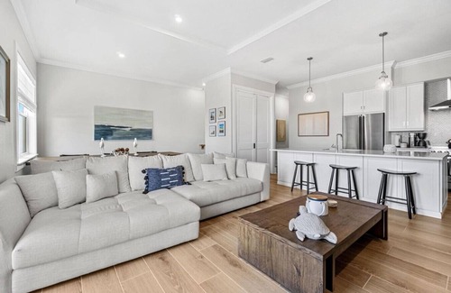 Madeira Beach House | Your Relaxing Getaway Steps to the Beach!