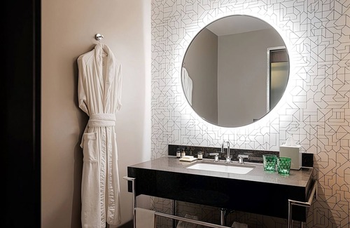 Florida Central Atlantic Coast Hotel | Your Relaxing Getaway Awaits! 3 Luxurious Rooms w/Free Parking, Shuttle, Pool