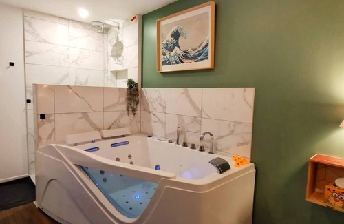 North district Apartment | Your Stopover - Jungle Sauna & Spa