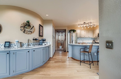 Genesse North Central Condo | Your Thanksgiving Retreat | Golden