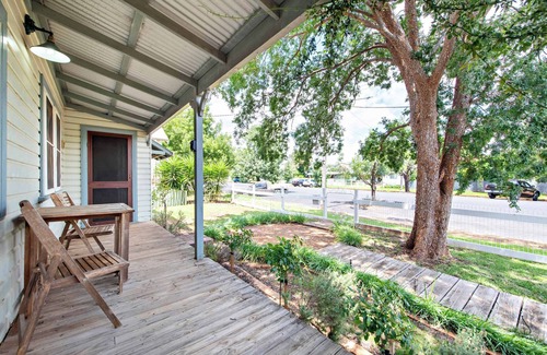 Dubbo House | Yourie Cottage - Firepit, Lush Gardens, Pets Allowed