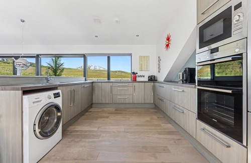 Holyhead Cottage | YSBRYD Y MYNYDD, pet friendly, luxury holiday cottage in South Stack