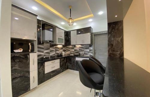 Karachi Apartment | ZAHA Vacation Home 3 - Elegant & Spacious 2 br family apt, Shahrah e Faisal