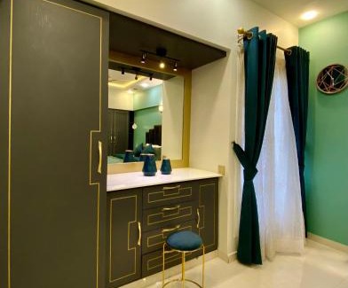 Karachi Apartment | ZAHA Vacation Home 3 - Elegant & Spacious 2 br family apt, Shahrah e Faisal