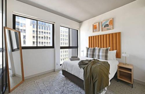 Foreshore Apartment | Zainab - Modern City Centre Aprt- City and Mountain views!