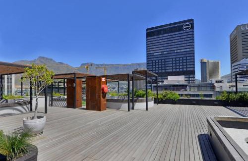 Foreshore Apartment | Zainab - Modern City Centre Aprt- City and Mountain views!