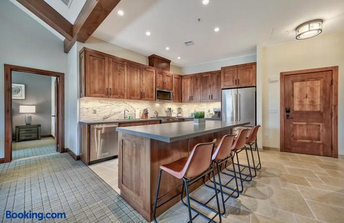 Lakeside Park Apartment | Zalanta