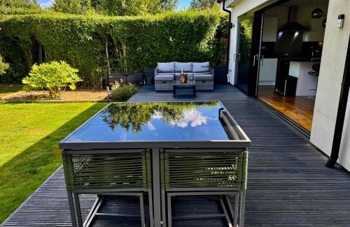 Hatfield House | Zarza House 4 bedroom Home Sleeps 8 large Garden wifi and free Parking