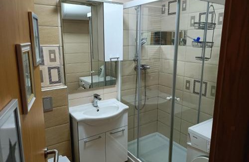 Celje House | Zasebno trosobno stanovanje s termi posteljami in dnevno sobo ločeno od kuhinje
