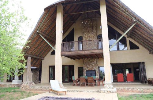 Leeupoort House | Zebula 7 Bedroom with Mountain Views – Z127