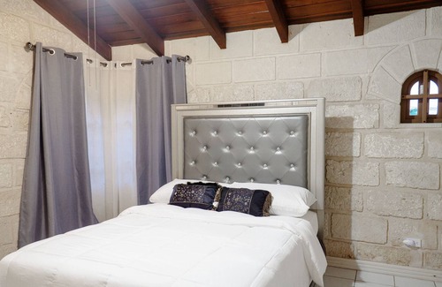 Callendar House | Zen Family Villa is located just 2 mins east of infamous Oistins and close to the Golf Course