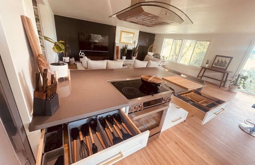 Amazon Apartment | Zen Haus Suite A · Serene Retreat, KING BEDS, near UO, w/views