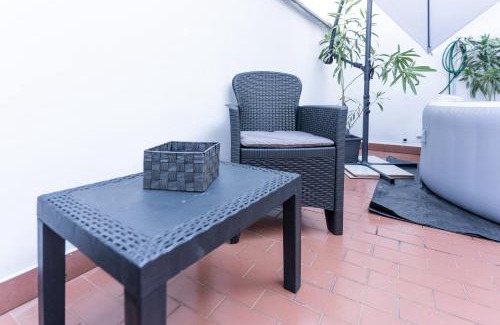 Casale Monferrato Apartment | Zen Retreat per Coppie con Jacuzzi - Dehor e Garage Privato - Check in Automatico 24 7