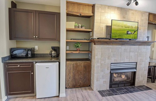 Quail Ridge Apartment | Zen Studio Condo With Golf Course View- 205B