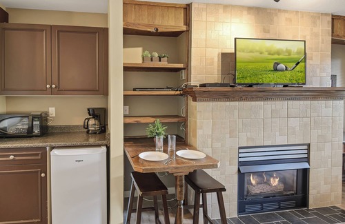 Quail Ridge Apartment | Zen Studio Condo With Golf Course View- 205B