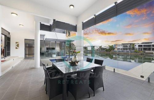Bayview Apartment | ZenLux: 4BR Bayview Mansion Infinity Pool + Cinema