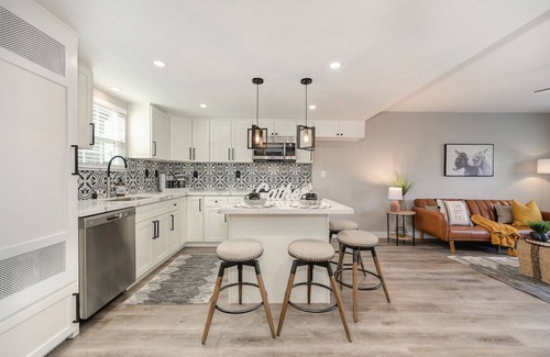 Foothill Farms House | ZenNest Townhome Close toRoseville SacDowntown Hospitals Pool&Fenced PatioGarden