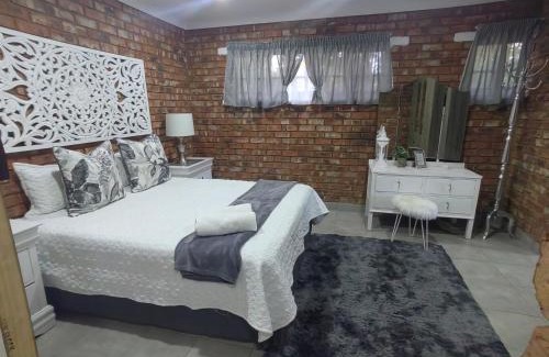 Boksburg Apartment | Zhantique Guest House 1- Unit 3