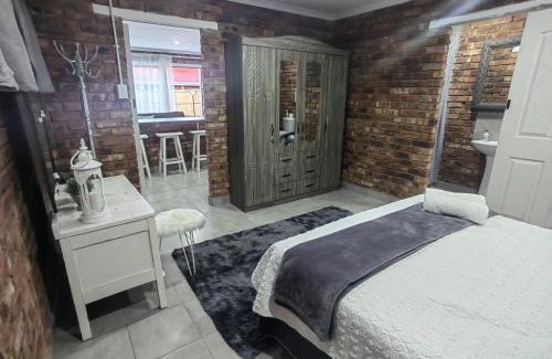 Boksburg Apartment | Zhantique Guest House 1- Unit 3