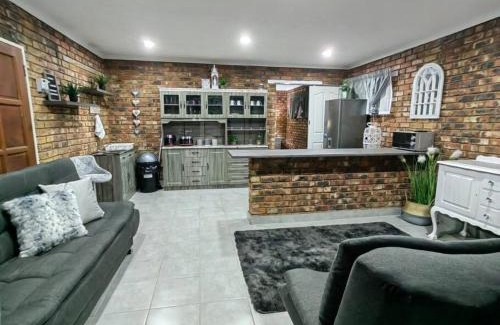 Boksburg Apartment | Zhantique Guest House 1- Unit 3