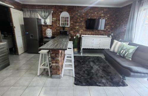 Boksburg Apartment | Zhantique Guest House 1- Unit 3