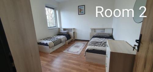 Leverkusen Apartment | Zimmer 2&3, 30min Köln Messe Bahnhof, 5min Leverkusen Bahnhof Zentrum, mit Gemeinschaftsbad-Küche