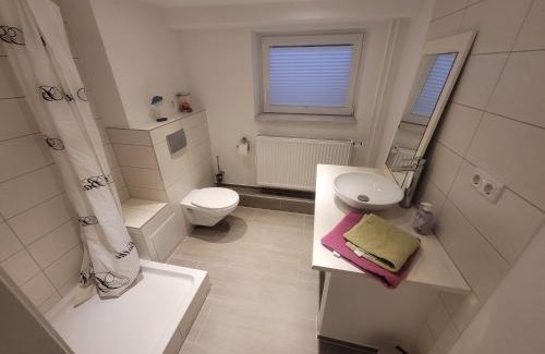 Garßen House | Zimmer im Souterrain mit eigenem Bad