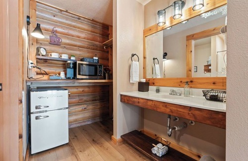 Duck Creek Village Hotel | Zion Canyon King Suite Close to Zion & Bryce
