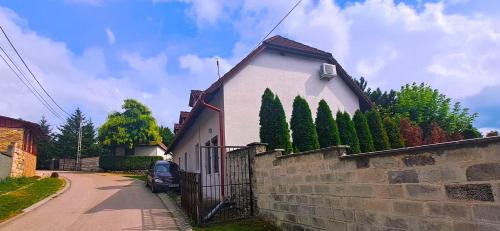 Etyek House | Zsúrterasz Vendégház