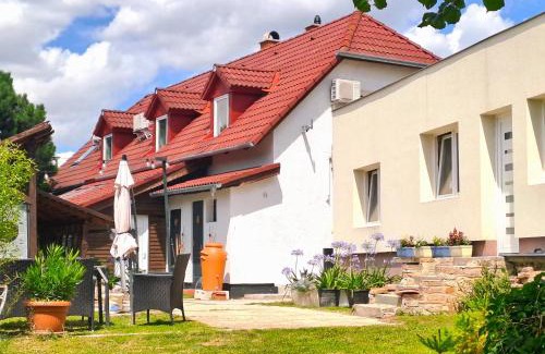 Etyek House | Zsúrterasz Vendégház