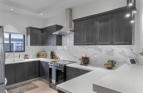 Ocho Rios House | Zuma Villa/3BR/3.5BA/Rooftop Terrace/Sea View/Pool/Gated/10 mins to Beach/Swings